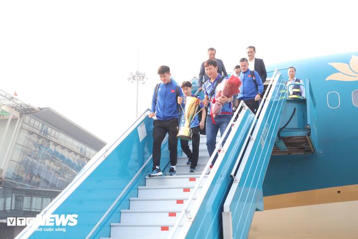 Trainer Kim Sang-sik und Kapitän Do Duy Manh kamen mit der Trophäe in den Händen die Treppe herunter.