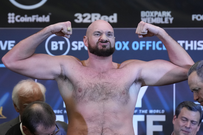 Tyson Fury អំឡុងពេល​ការ​ប្រកួត​ទម្ងន់​នៅ Boxpark Wembley ជិត​កីឡដ្ឋាន Wembley ក្នុង​ទីក្រុង​ឡុងដ៍ កាលពី​ថ្ងៃទី២២ ខែមេសា ឆ្នាំ២០២២។ រូបថត៖ AP