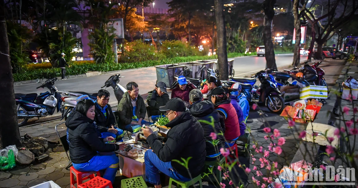 [Foto] Gemütliches Essen zum Abschied vom alten Jahr auf dem Bürgersteig