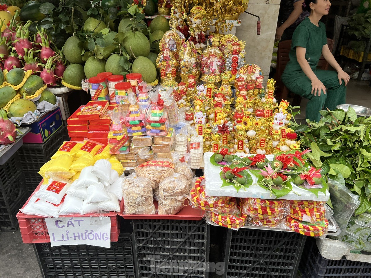 Los clientes están muy ocupados cerca del Día de los Dioses de la Cocina, el personal de la tienda de papel votivo está muy ocupado foto 10