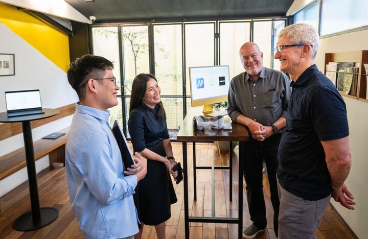 จากนั้น Tim Cook ได้พบปะกับนักพัฒนาแอพพลิเคชั่นภาษา 2 รายคือ CollaNote และ Elsa Speak ซีอีโอของ Apple ได้แสดงความสนใจและแปลกใจซ้ำแล้วซ้ำเล่ากับโซลูชันที่นักพัฒนาชาวเวียดนามเสนอมา (ภาพ: X/Tim Cook)