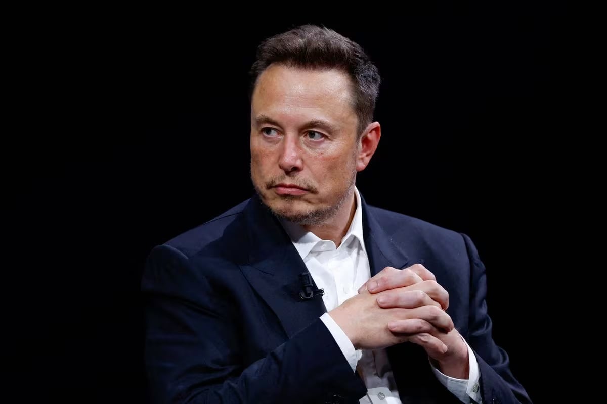 イーロン・マスクは広告主を批判し、誤解を招く内容のため投稿を削除した。