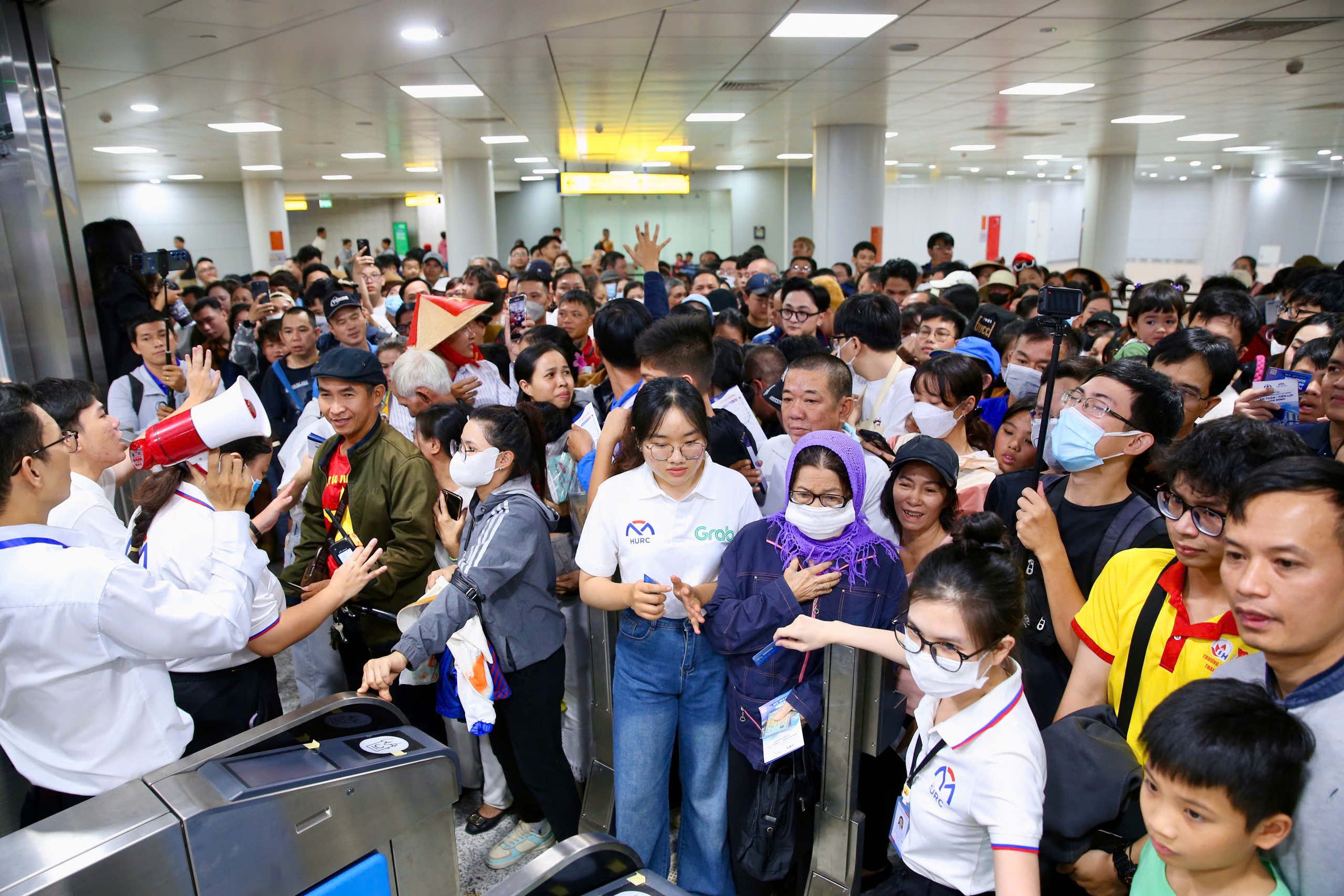 Biển người háo hức trải nghiệm tuyến metro số 1 trong ngày đầu mở cửa- Ảnh 14.