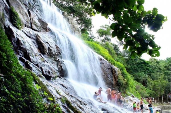 Admire the poetic beauty of Ao Vua waterfall, Ba Vi