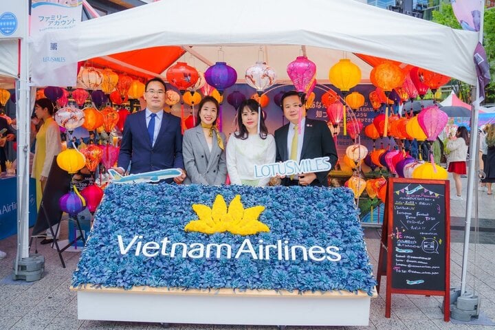 Businessman Le Nguyen (left cover) and his airline ticket agency booth and Vietnamese goods at a fair in Japan.