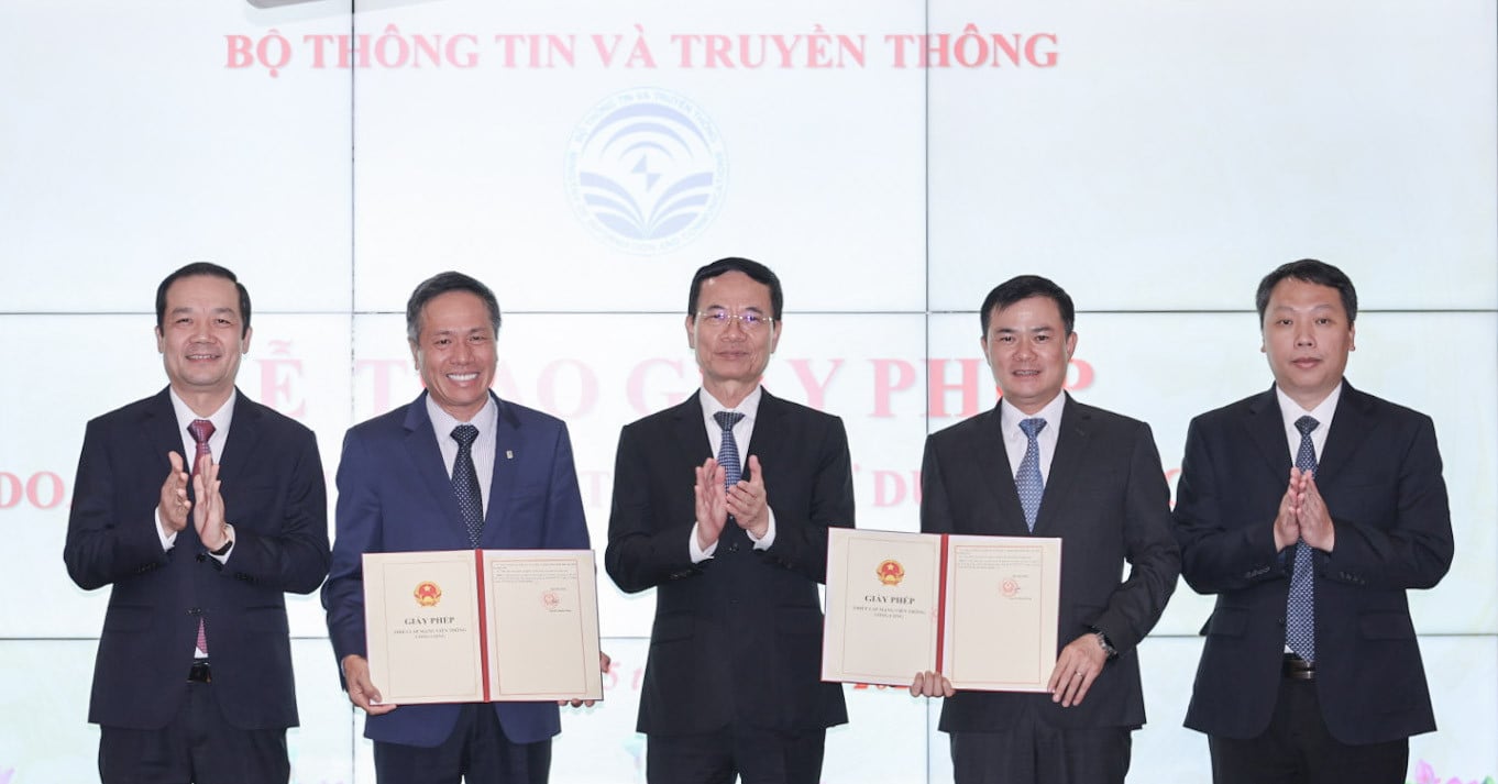 Ministry of Information and Communications grants 5G service business licenses to Viettel and VNPT