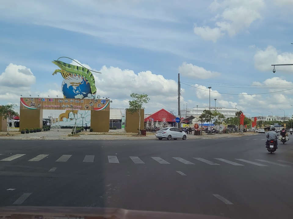 Mediodía 1/5, aunque El clima es muy caluroso pero aún hay mucha gente asistiendo al 4º Festival de Pasteles Tradicionales del Sur en California. Mayo 2024 (Hoang Nam).