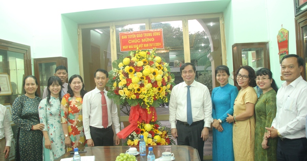 Deputy Head of the Central Propaganda Department visited and congratulated Tran Dai Nghia High School for the Gifted