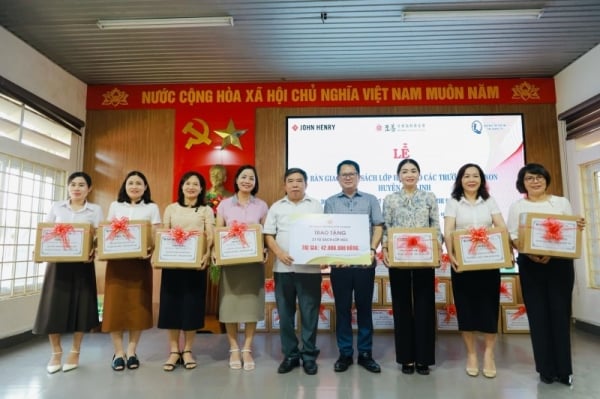 La Fondation Zhishan a fait don de plus de 50 bibliothèques aux jardins d'enfants des districts de Dakrong et de Gio Linh.