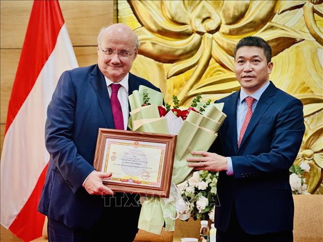 Awarding the Medal for Peace to Austrian Ambassador to Vietnam Hans-Peter Glanzer