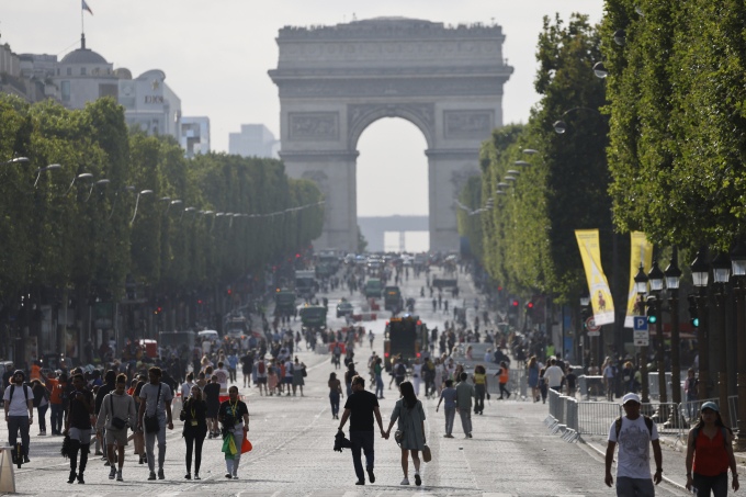 Đại lộ Champs-Elysees ở Paris ngày 2/7, một ngày sau khi người biểu tình xuống đường và đụng độ với cảnh sát vì cái chết của thiếu niên 17 tuổi. Ảnh AFP.