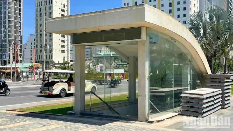 El primer túnel peatonal hacia el mar en Da Nang está desierto y desolado.