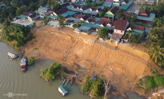 Lam River bank in hamlet 1, Lang Son commune, landslide near residential area. Photo: Duc Hung