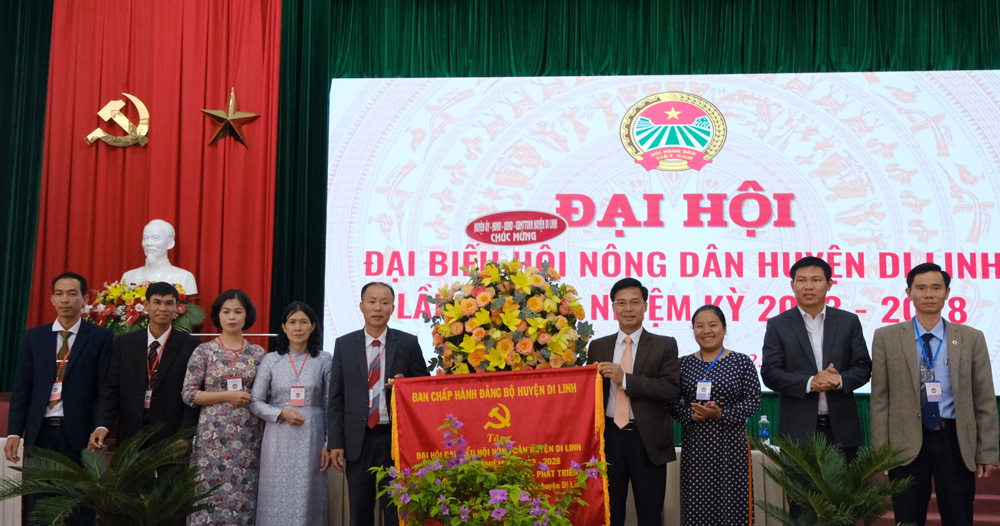 Comrade Dinh Van Tuan - Secretary of Di Linh District Party Committee presented flowers and a banner to congratulate the Congress.