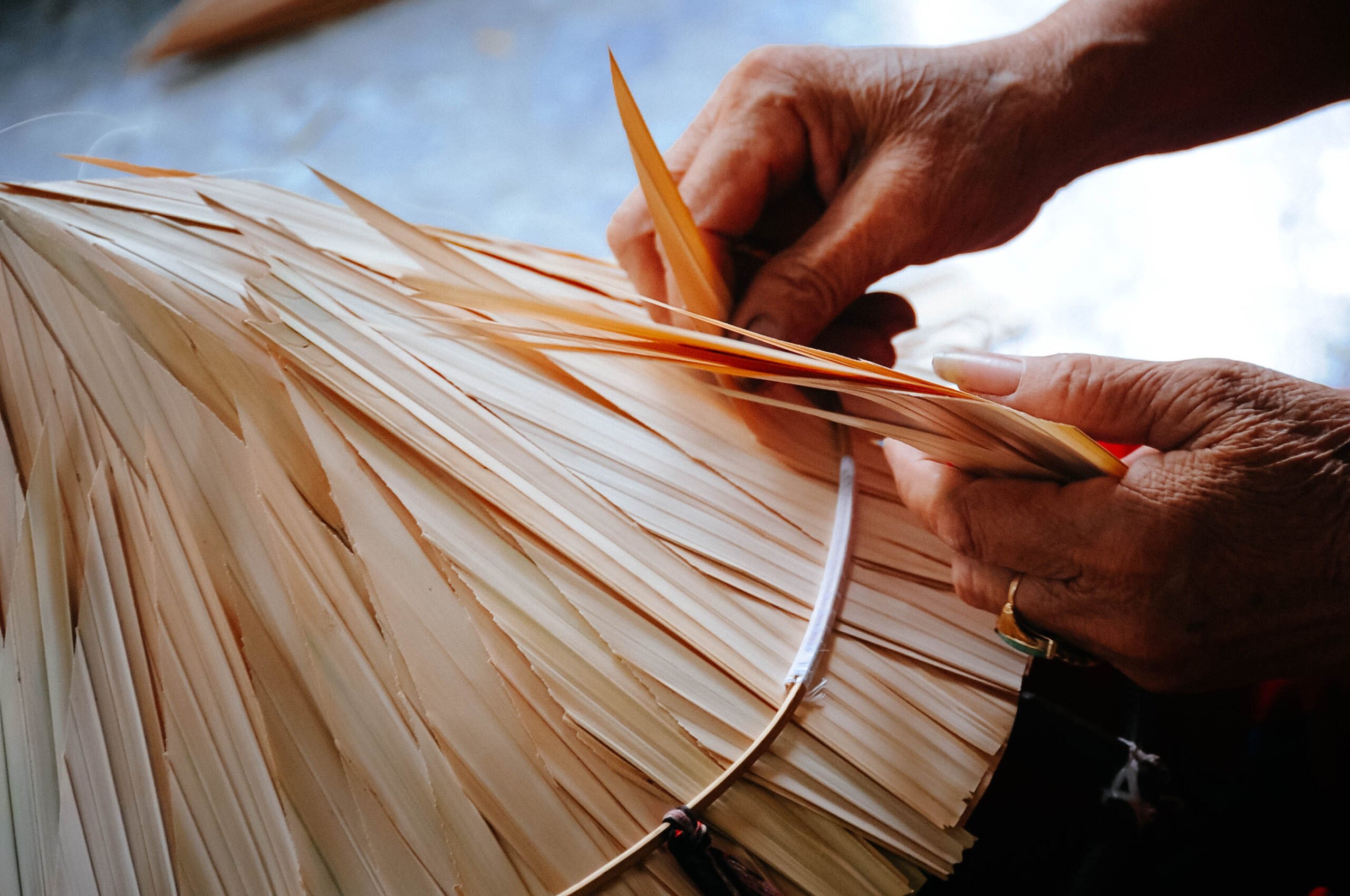 L'artisanat élaboré de la fabrication de chapeaux coniques royaux a une histoire de près de 300 ans.