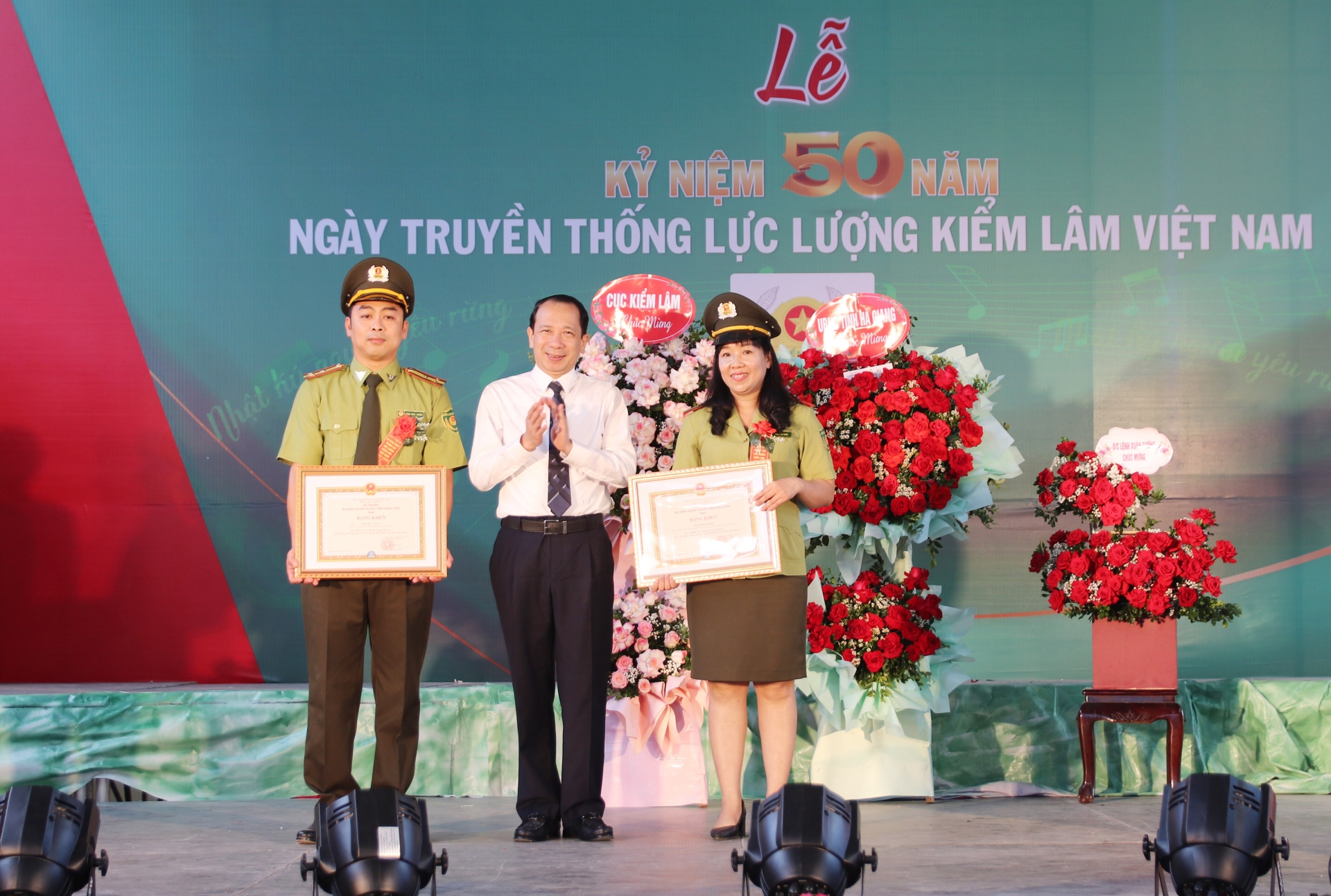 Le vice-président du Comité populaire provincial, Tran Duc Quy, a décerné des certificats de mérite du ministre de l'Agriculture et du Développement rural à deux personnes.