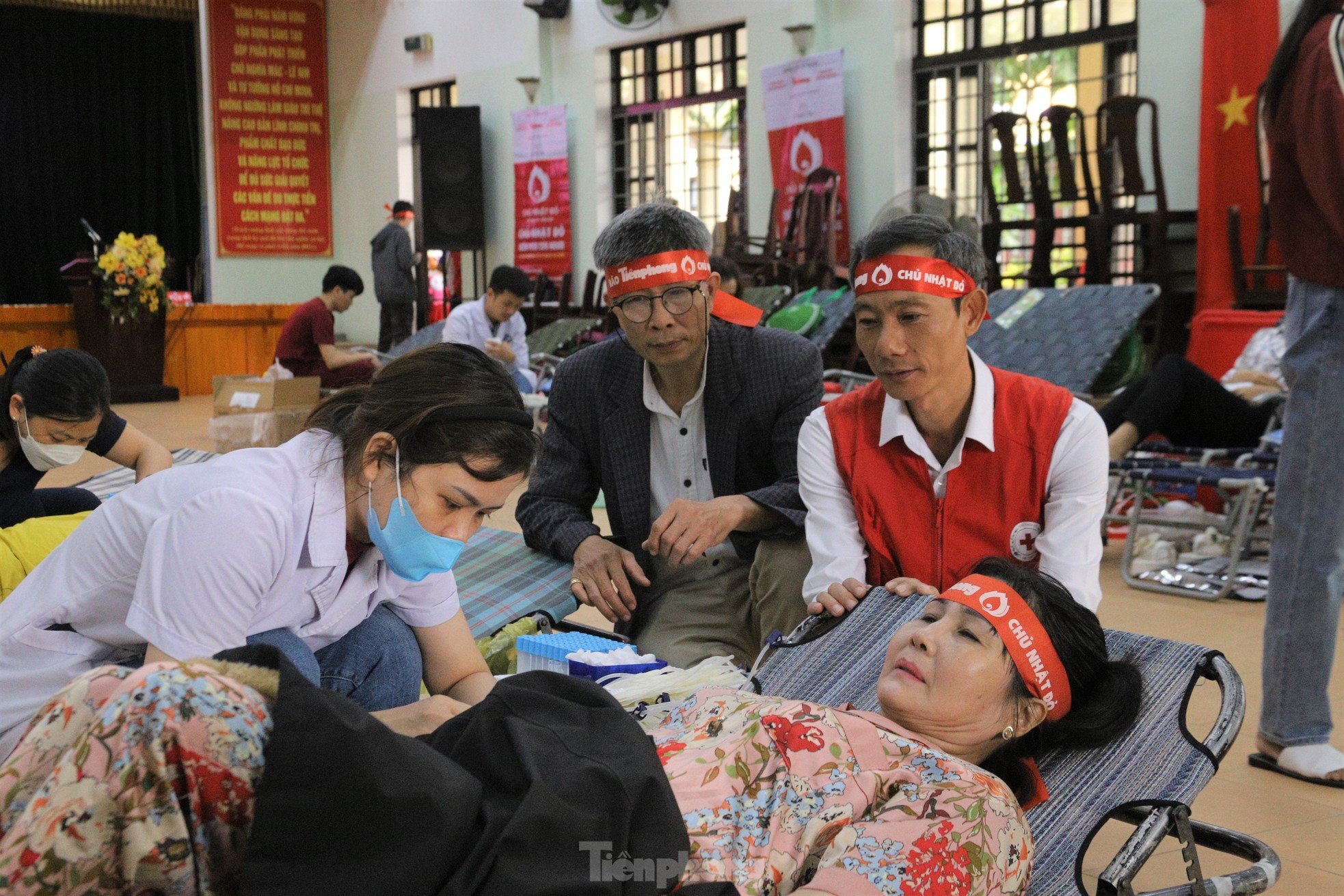 Hoi An ancient town residents brave the rain to donate blood on Red Sunday photo 11