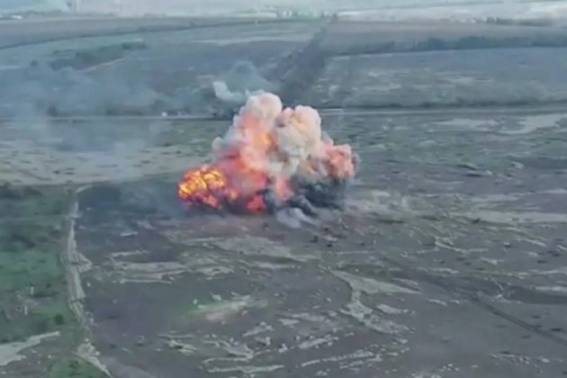 Mundo - Un objetivo militar ucraniano fue alcanzado por ataques aéreos rusos con bombas FAB-1500, el humo y el polvo se elevaron cientos de metros de altura (Foto 2).