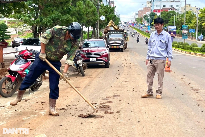 Nghề đội nắng, dầm mưa, đánh bóng mặt đường - 1