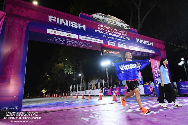 Runner Vinamilk accompanies the race.