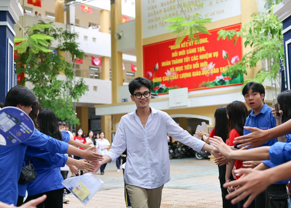 Candidates in Hanoi take the 10th grade entrance exam. (Photo: VNA)