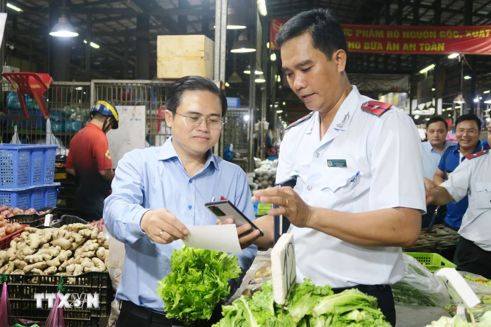 Ho Chi Minh City monitors food safety at Binh Dien wholesale market. (Photo: Dinh Hang/VNA)