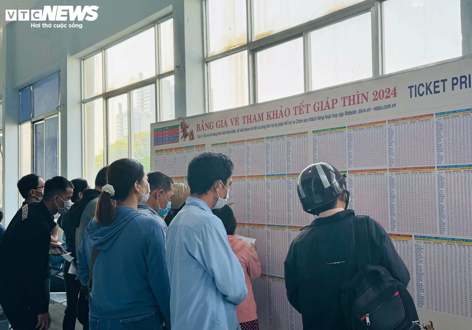 Der Bahnhof Saigon eröffnet am ersten Tag den Tet-Ticketverkauf, die Leute kaufen problemlos Tickets - 13