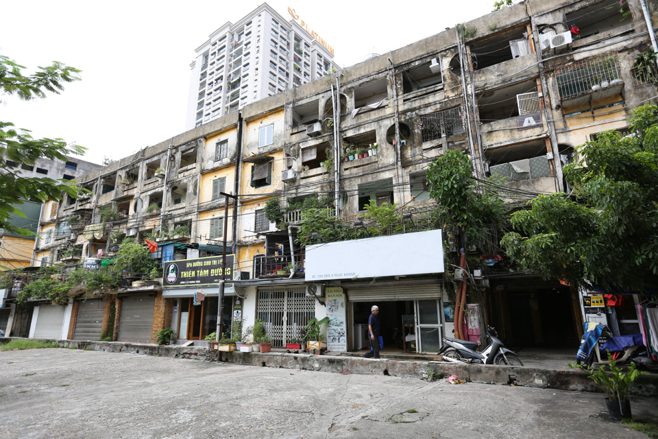 Un antiguo edificio de apartamentos en la calle Ngoc Khanh, distrito de Ba Dinh. Fotografía de Hai Linh