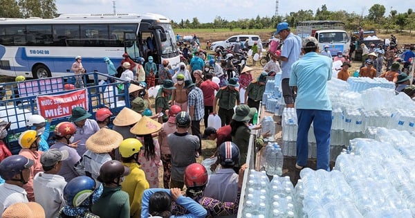 An Giang police send thousands of bottles of soft drinks to Tien Giang