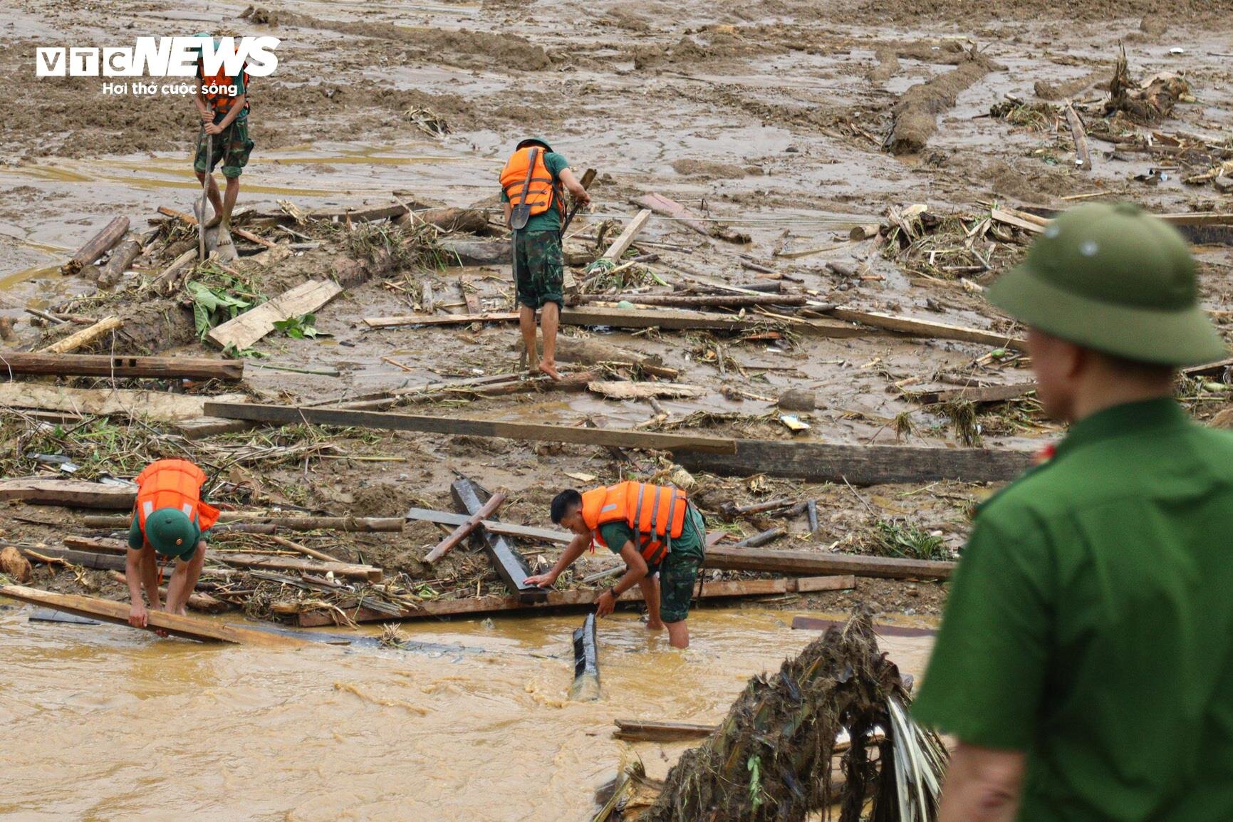 Policías y soldados se sumergieron en barro y agua en busca de víctimas de las inundaciones repentinas en Lao Cai - 2