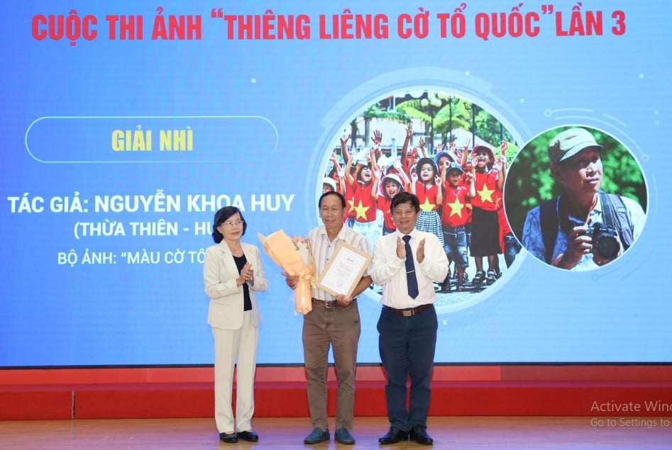 trao giai 2 cuoc thi chu quyen quoc gia bat kha xam pham va thieng lieng co to quoc hinh 2