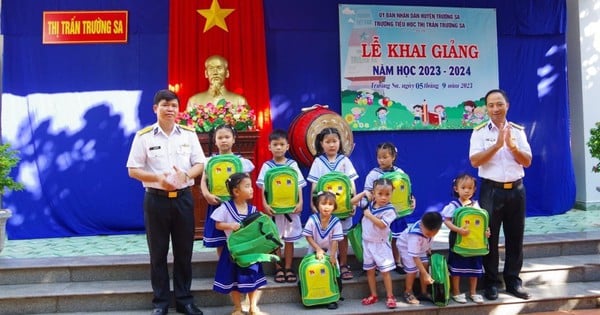 Ceremonia de apertura del nuevo año escolar en el distrito insular de Truong Sa