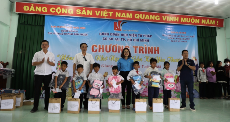 Die Delegation überreichte benachteiligten Schülern, die in der Gemeinde Dong Giang (Bezirk Ham Thuan Bac, Provinz Binh Thuan) Schwierigkeiten überwunden und gute akademische Ergebnisse erzielt hatten, Geschenke.