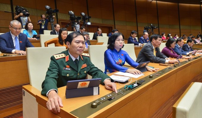 Die Nationalversammlung stimmte am Nachmittag des 24. Juni für die Verabschiedung der Resolution der 5. Sitzung. Foto: Hoang Phong