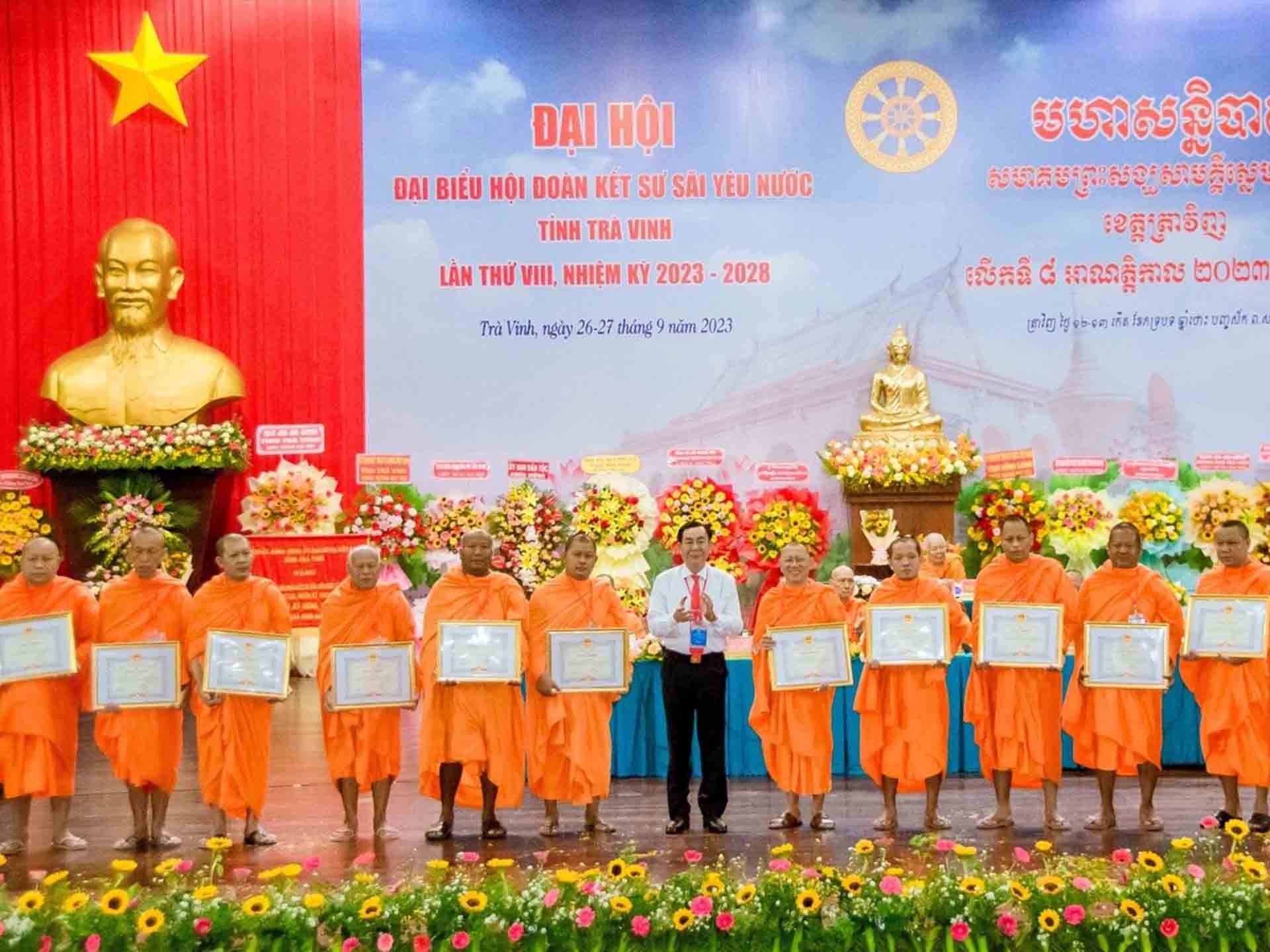 Ông Lê Thanh Bình, Ủy viên Ban Thường vụ Tỉnh ủy, Phó Chủ tịch UBND tỉnh tặng bằng khen của Chủ tịch UBND tỉnh cho các cá nhân. (Ảnh: PN)