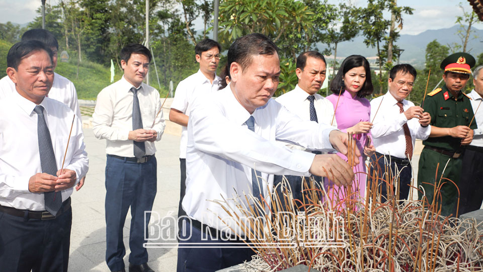 Comrade Le Quoc Chinh, Standing Deputy Secretary of the Provincial Party Committee, Chairman of the Provincial People's Council, Head of the Provincial National Assembly Delegation and delegates offered incense at the Martyrs' Temple at Dien Bien Phu battlefield.