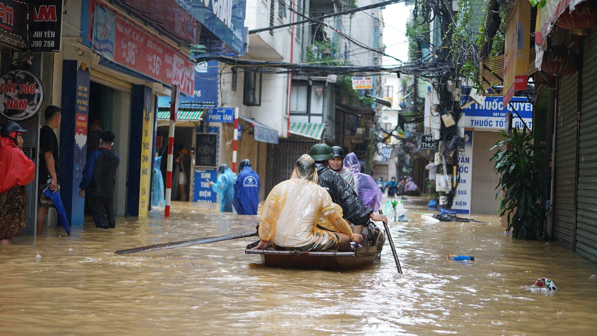 Hà Nội: Mất điện, ngập sâu, hàng trăm dân ngoài đê di tản ảnh 1