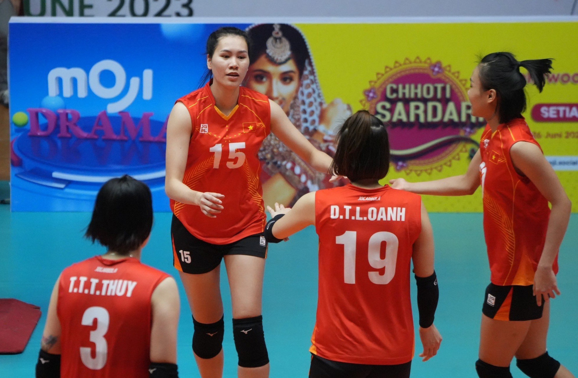 Vietnamese girls enter semi-finals