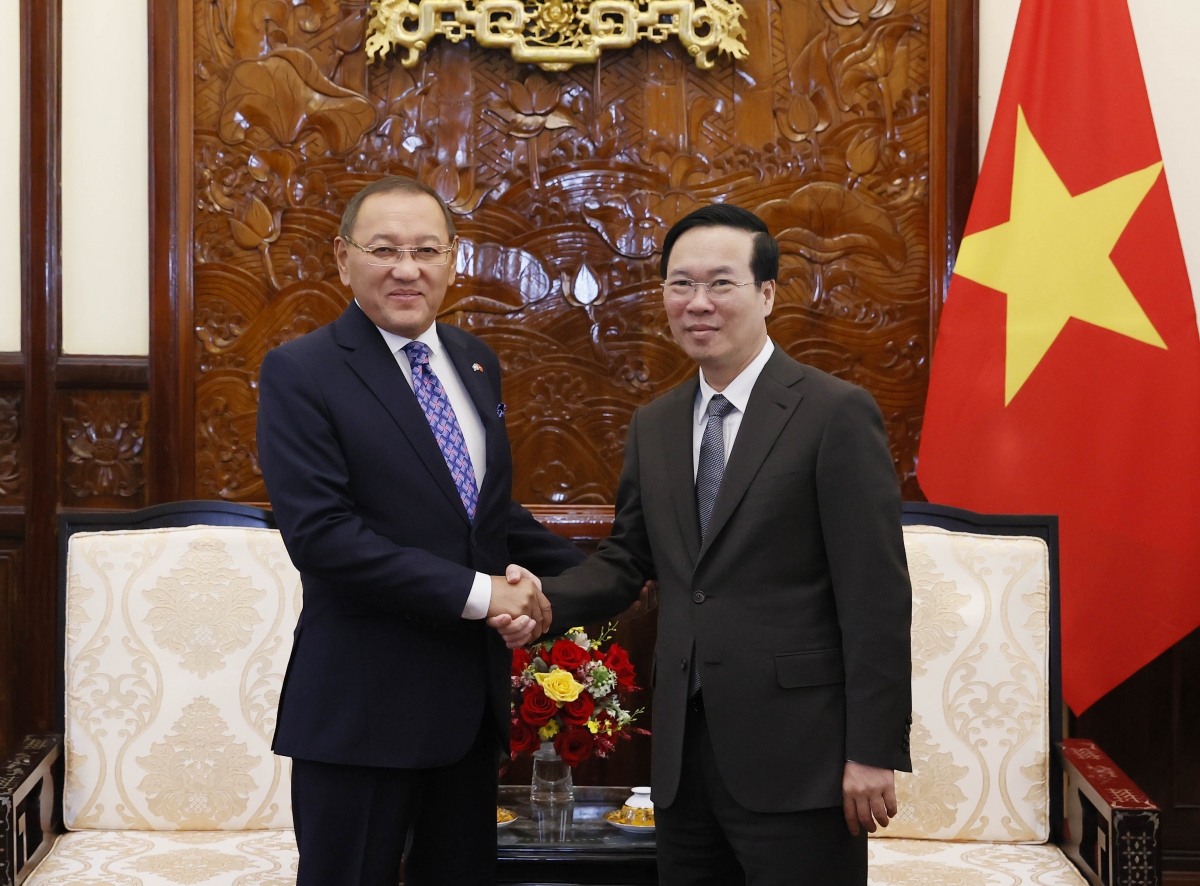 El presidente Vo Van Thuong recibe al embajador de Kazajstán