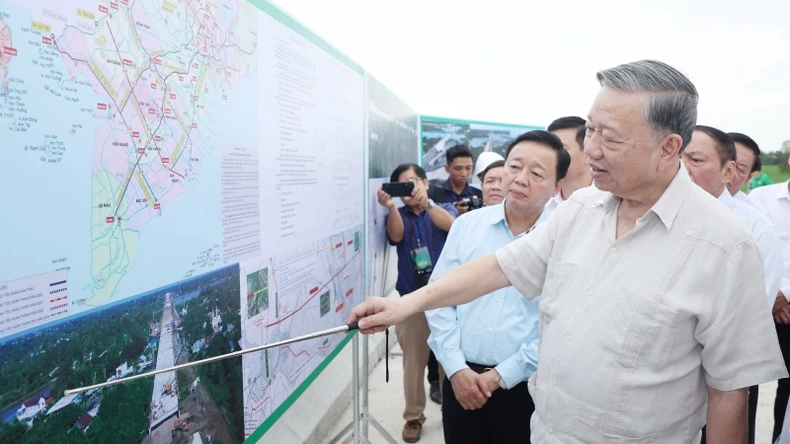 Le secrétaire général To Lam a rencontré et offert des cadeaux à des personnalités exceptionnelles de la province de Dong Thap, a visité le lycée Tram Chim et a inspecté le chantier de construction du projet d'autoroute Cao Lanh-An Huu, photo 5