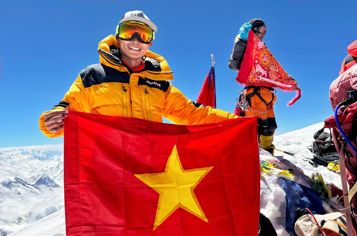 Vietnamese conquer the highest mountains in the world