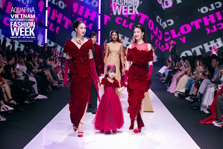 In addition to actress Huyen Trang, Gia Han also had the opportunity to collaborate with actress Hong Diem. The trio's performance created a memorable highlight for designer Thao Nguyen's show.