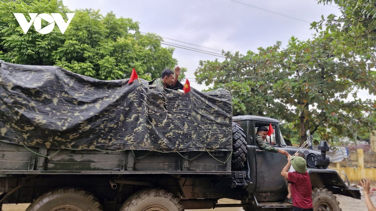 nguoi dan vung lu yen bai bin rin chia tay bo doi hinh anh 5