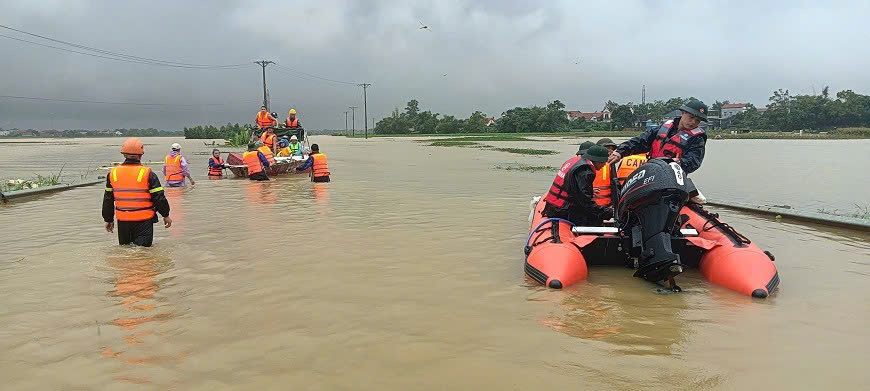 Rettungskräfte bringen Menschen aus überfluteten Gebieten in Vinh Phuc. Foto: Duc Hien