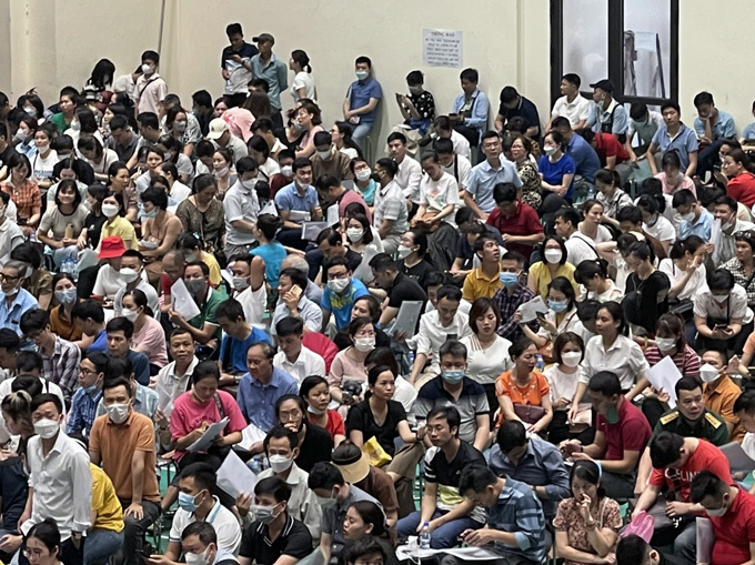 Más de 1.300 personas sortearon la compra de 149 viviendas sociales en el proyecto NHS Trung Van en la mañana del 20 de mayo. Foto: Pham Chieu