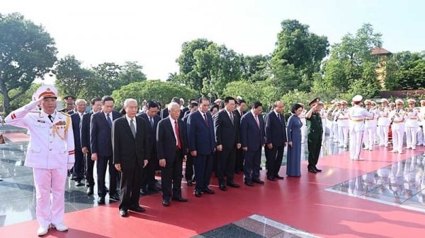 Partei- und Staatschefs gedenken heldenhafter Märtyrer und besuchen das Mausoleum von Präsident Ho Chi Minh