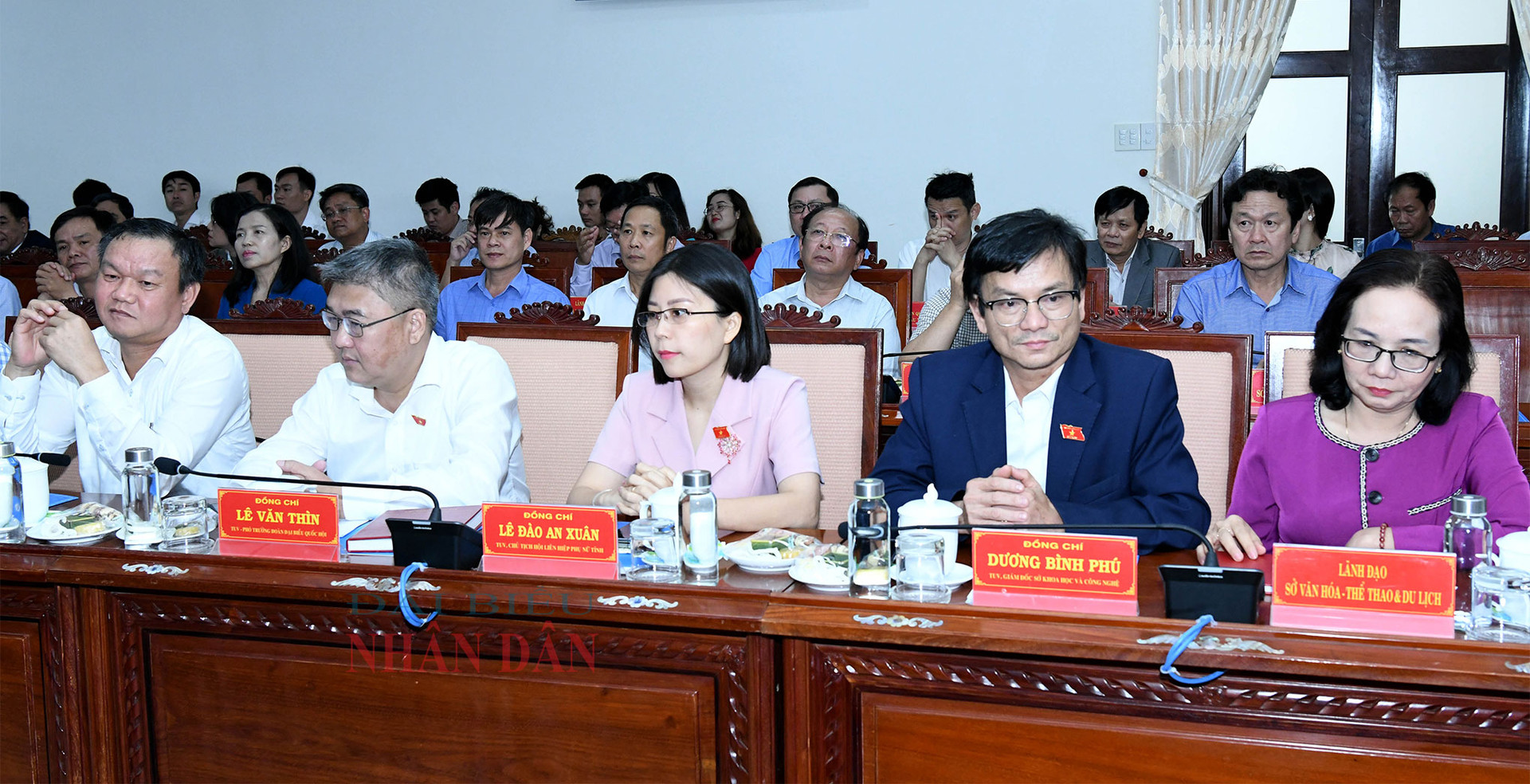 Le président de l'Assemblée nationale, Vuong Dinh Hue, travaille avec le Comité permanent du Comité provincial du Parti de Phu Yen -0