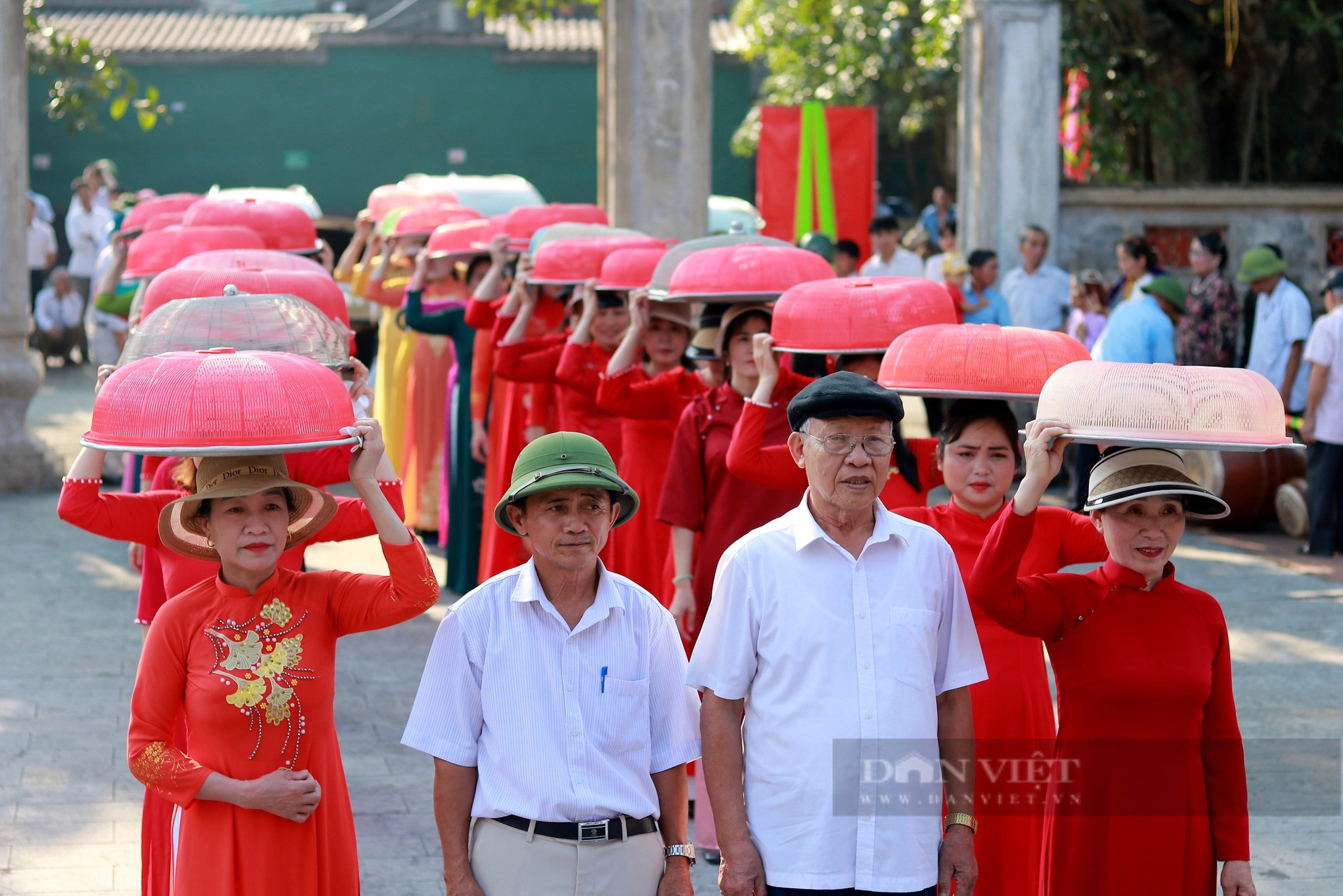 Dòng người mặc áo dài, đầu đội mâm bánh chưng tham gia hội thi tại ngày giỗ vua Mai Hắc Đế- Ảnh 15.