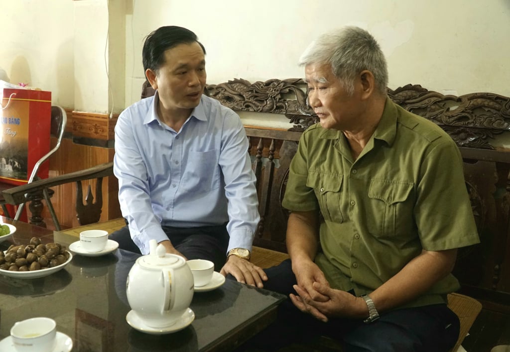 Deputy Secretary of the Provincial Party Committee Trieu Dinh Le and the delegation visited and encouraged the family of war invalid Nong Hong Quang at Group 6, Hop Giang Ward.