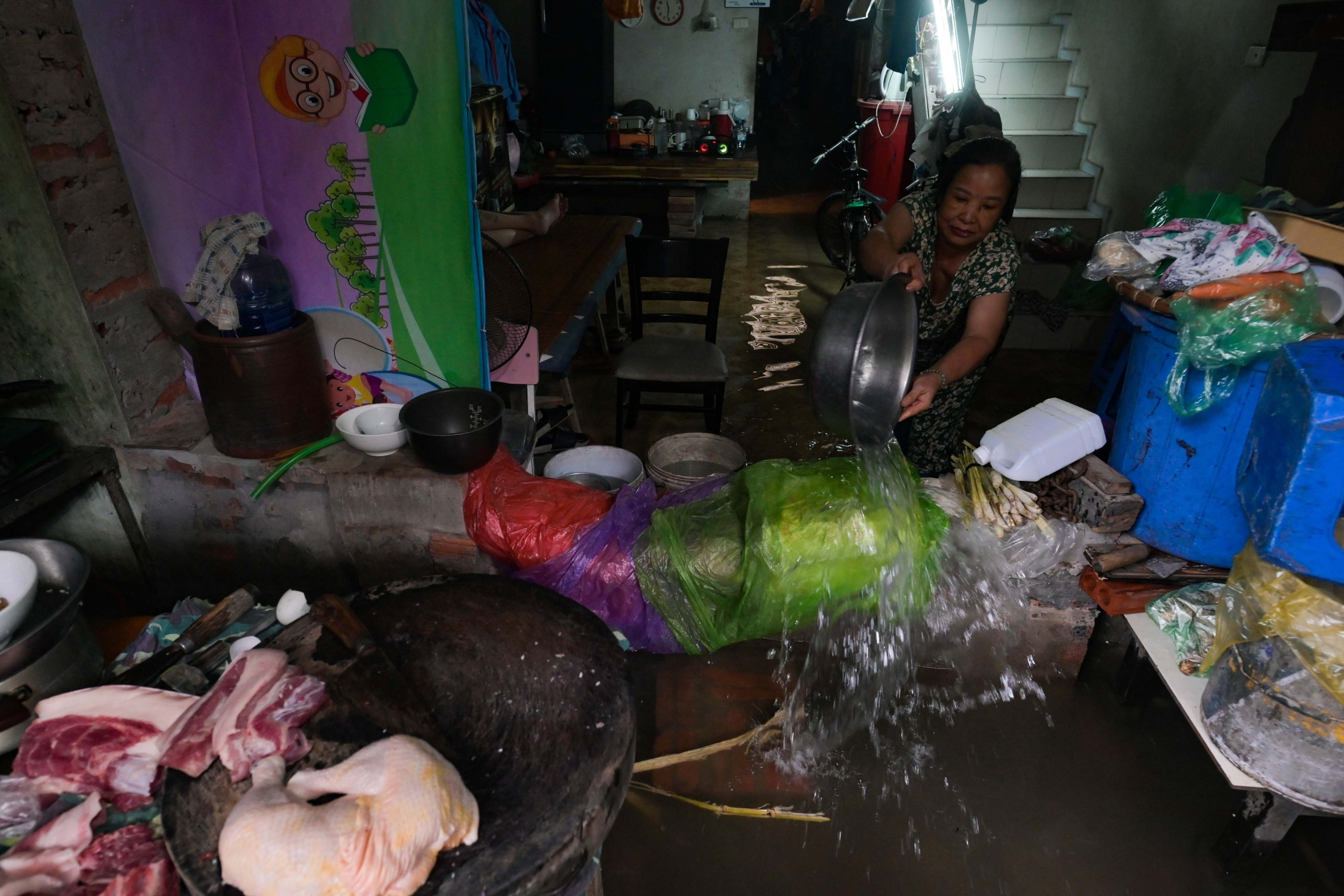 Hanoi on a rainy day, water attacks residential areas, everyone is called to carry things and run